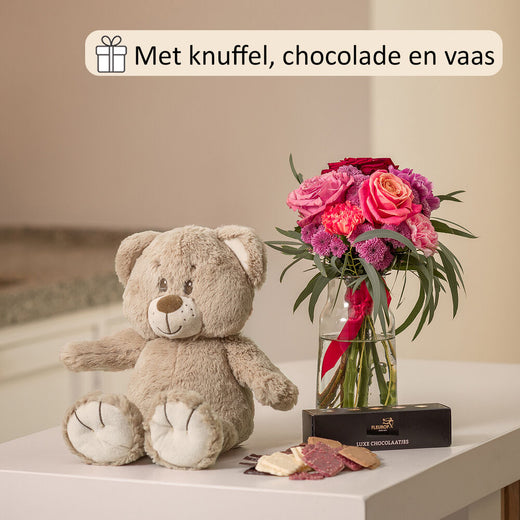 Sweet cuddly bouquet (gift set with cuddly toy, chocolate and vase!)